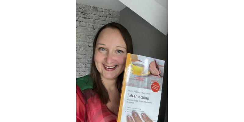 Pressebild 102 - Andrea Schlösser mit Buch "Job-Coaching"